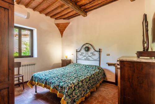 a bedroom with a bed in a room at Appartamento Gallo Nero Murlo in Murlo