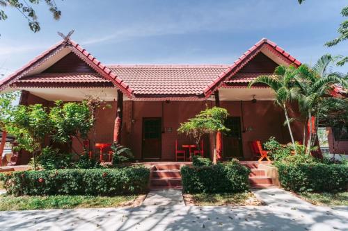 a house with a red roof at ชลธี รีสอร์ท in Maha Sarakham