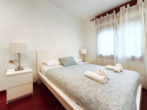 a bedroom with a bed with two towels on it at Apt 2 hab Camprodon, chimenea, terraza, céntrico in Camprodon