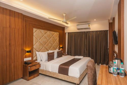 a hotel room with a bed and a television at Hotel Zillion International Near US Consulate B K C Mumbai Near Mumbai Airport Mumbai in Mumbai