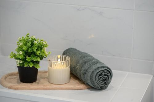 a towel and a plant on a wooden tray at Escapade cosy - Sauternes & Château à pied in Villandraut