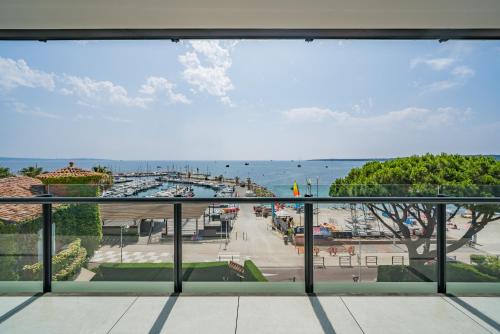 Sea View Apartment - Palm Beach