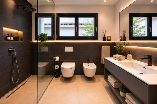 a bathroom with a toilet and a sink at Suite Serenissima bilocale con terrazzo frontemare - Agenzia Cocal in Caorle