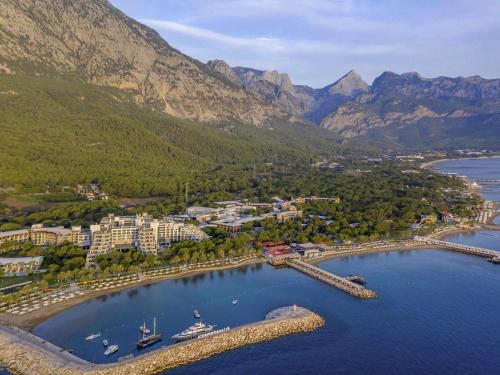eine Luftaufnahme eines Hafens mit Booten im Wasser in der Unterkunft Rixos Sungate - The Land of Legends Access in Beldibi