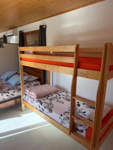 a bunk bed room with two bunk beds at Studio privé in Cazilhac