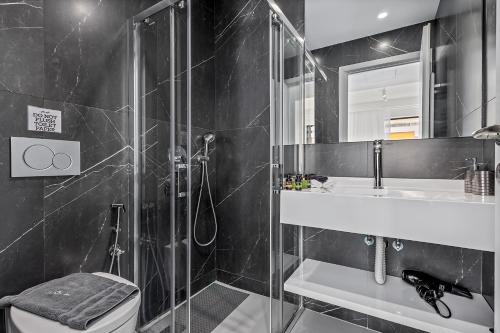 Luxury 2BR-3BA - Heart of Glyfada by TwentyTwo