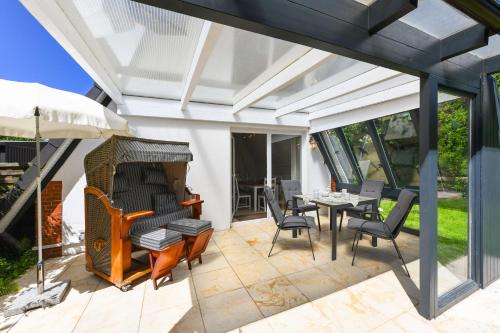 an outdoor patio with a table and chairs at Ferienhaus Windspiel in Neuharlingersiel