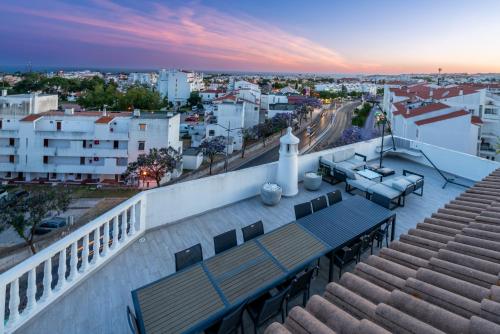 Luxe Penthouse, BBQ, jacuzzi, games, ocean view, Oura 2-min walk - By Seareen