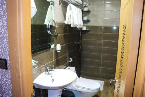 a small bathroom with a sink and a toilet at Hotel Cafe Sahariano in Smara