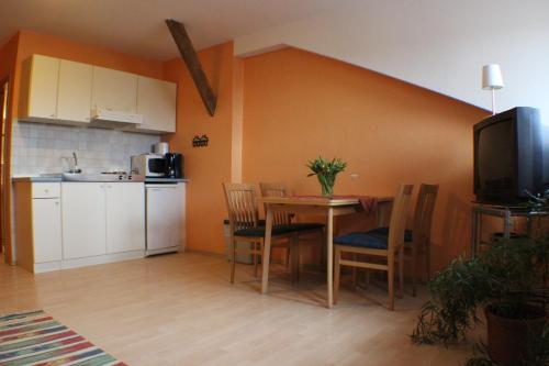 una cucina e una sala da pranzo con tavolo e sedie di Reiterhof Könning a Freren