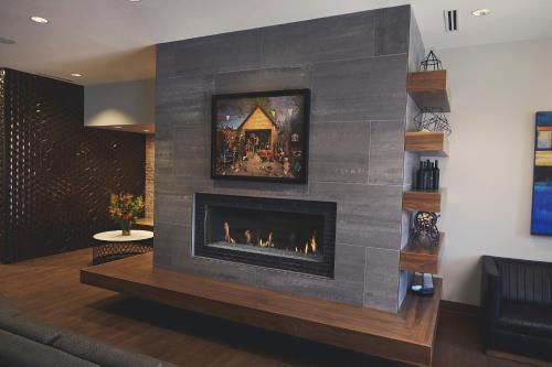 a fireplace in a living room with a fire place at Hotel Vandivort in Springfield
