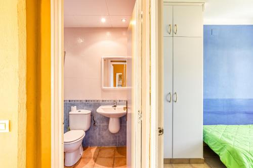 a bathroom with a toilet and a sink at Apartamento Girelle in L'Escala