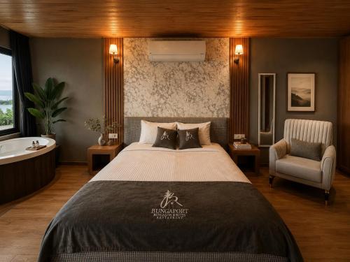 ein Schlafzimmer mit einem Bett, einer Badewanne und einem Stuhl in der Unterkunft Bungaport Luxury Bungalows&Suits in Rize