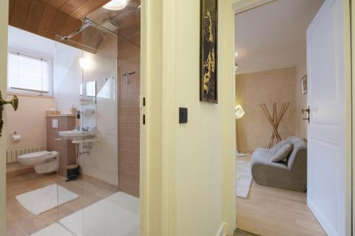a bathroom with a sink and a toilet in a room at Bed & Breakfast La Linière in Brussels