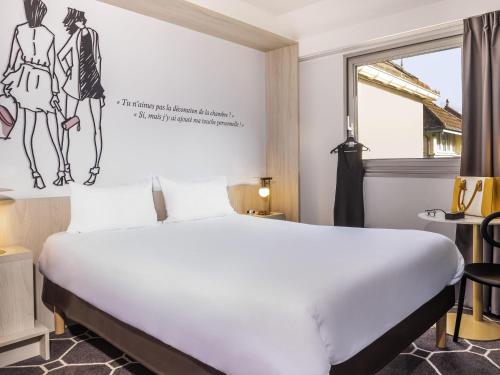 a hotel room with a bed and a window at ibis Styles Sceaux Paris Sud in Sceaux