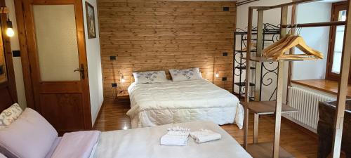 ein kleines Zimmer mit zwei Betten und einer Leiter in der Unterkunft Lu Biulè Ca' d'Aldo in Groscavallo