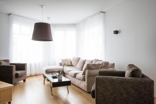 ein Wohnzimmer mit Sofa und Tisch in der Unterkunft Hotel Ódinsvé in Reykjavík