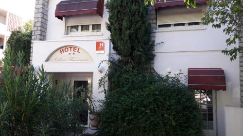 a building with a tree in front of it at Hotel les Troenes in Montpellier