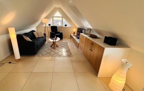 a living room with a couch and a table at Fewo Grachtenhimmel- Appartement zum Entspannen in Krummhörn