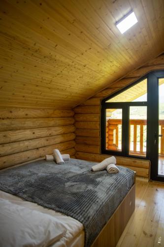 a bedroom with a bed in a wooden cabin at Gora Babilina in Gordi