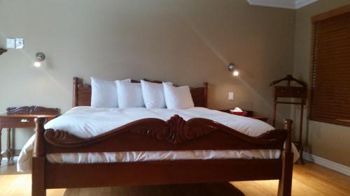 a bedroom with a large bed with white sheets at Condo St Sauveur in Piedmont