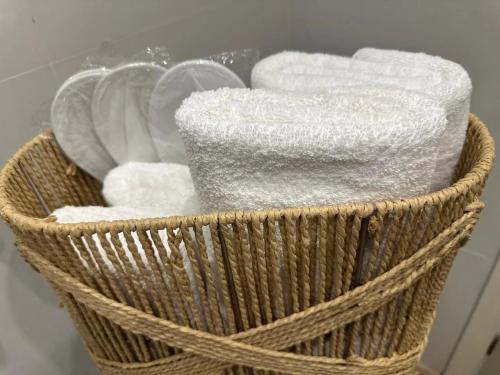a basket filled with white towels at terrace kaprovan in Urekis Sadguri