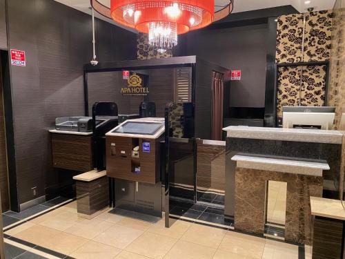 a restaurant with a cash register and a cashier counter at APA Hotel Nagatacho Hanzomon Ekimae in Tokyo