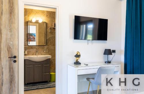 a bathroom with a sink and a mirror at Villa Guapa in Kardhakáta
