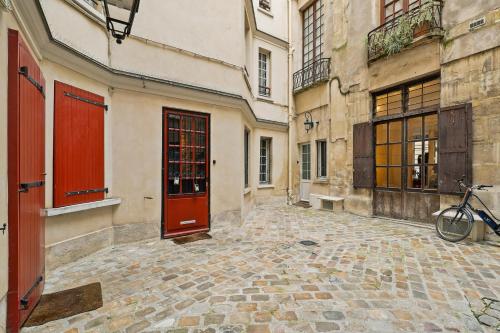 Lavie Maison: Marais Studio Gem