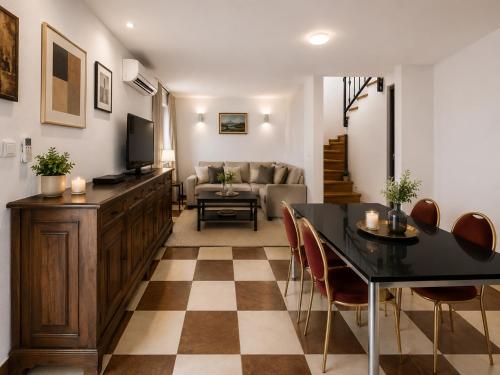 Quiet Oasis in the Heart of Old Town- two kitchen,3bath