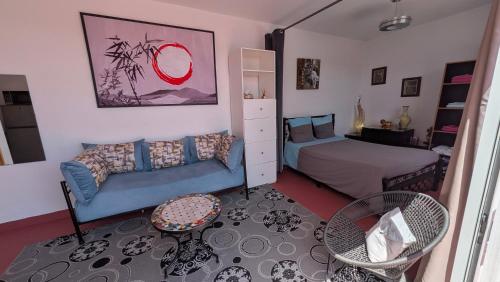 a living room with a couch and a bed at Dar Mozart in Essaouira