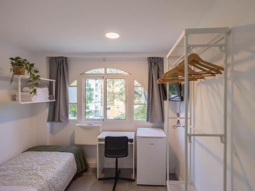 Mol-Terrace, En-Suite Bathroom, Fridge & TV