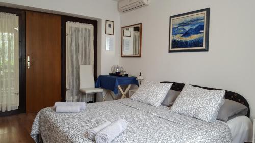 1 dormitorio con 1 cama con 2 toallas en Guest House Jole, en Rovinj