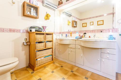 Un baño con dos lavabos y un inodoro. en Divi Apartments Villa Reyes, en Mairena del Aljarafe