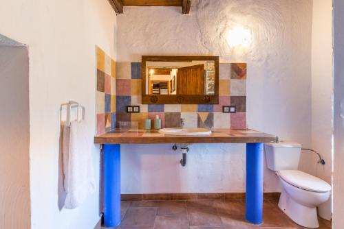 a bathroom with a sink and a toilet at Casa Miramar in Almogía