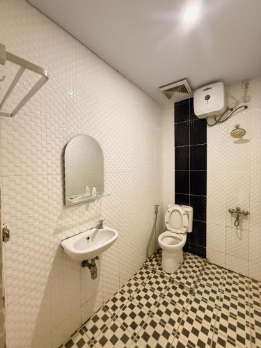 ein Badezimmer mit Toilette und Waschbecken in der Unterkunft arafah hotel in Sungaipenuh