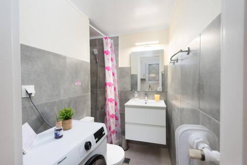 Charming Tosista Apartment -Cozy, Central, Stylish