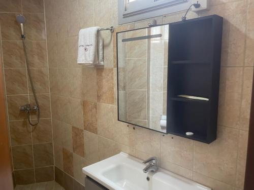 a bathroom with a sink and a mirror at Hotel Clamantis in Yaoundé