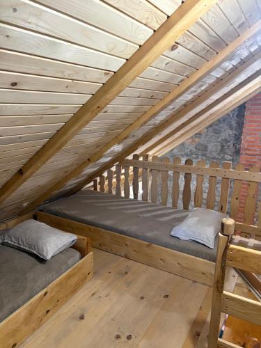 two bunk beds in the attic of a log cabin at Košara Trišnjevac in Lusnić