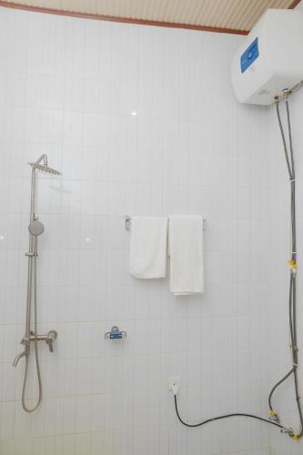 a bathroom with a shower and towels on a wall at Volcano Visita in Cyuve