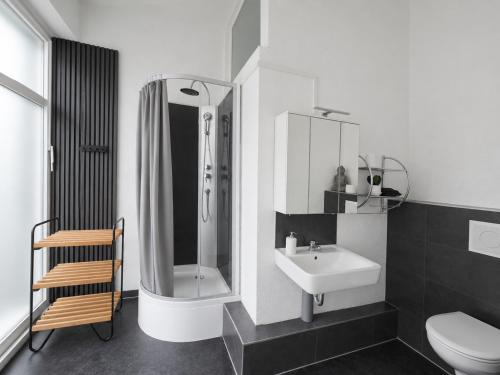 a bathroom with a sink and a shower and a toilet at BASSWOOD ROOMS in Bremen