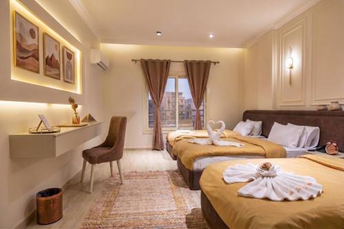 ein Hotelzimmer mit drei Betten und einem Fenster in der Unterkunft ClA Haven-Calma in Kairo