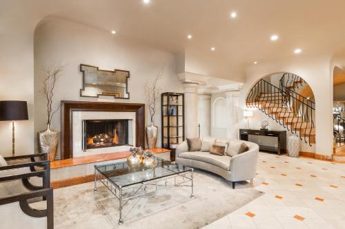Χώρος καθιστικού στο Montecito Inn