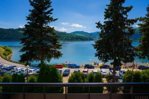 Blick auf einen Parkplatz neben einem See in der Unterkunft Hotel Priehrada in Dedinky