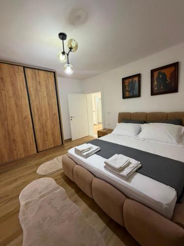 a bedroom with a large bed with towels on it at The Canyon House in Çuadar