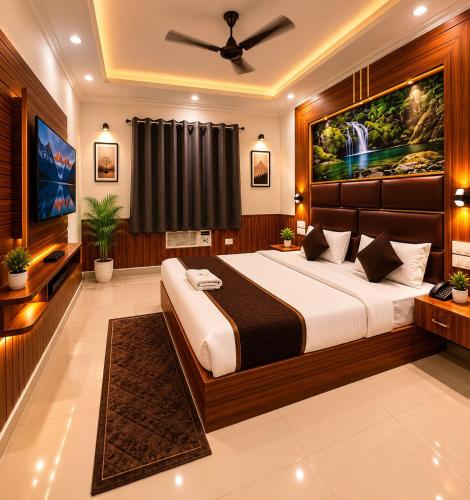 a bedroom with a large bed with a large painting on the wall at Hotel heritage luxeevista in Tājganj