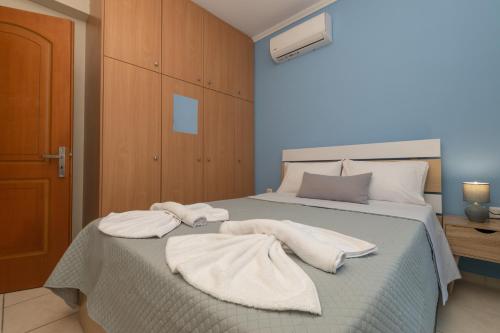 a bedroom with two towels on a bed at The old inn in Laganas