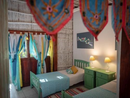 a childs bedroom with two beds and curtains at Gran Cabaña con parque en Catamarca in San Fernando del Valle de Catamarca
