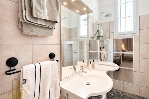 a bathroom with two sinks and a mirror at L'Esprit Descartes in Roanne