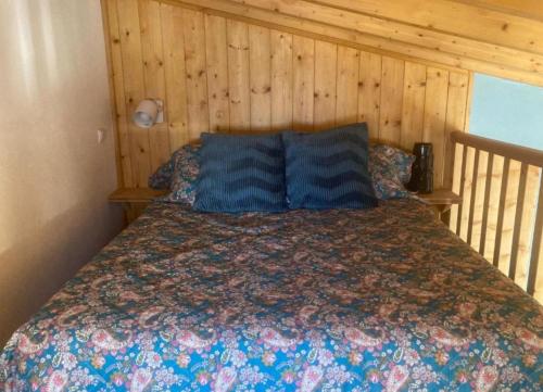 a bedroom with a bed with a blue pillow at Love Tiny House in Faro